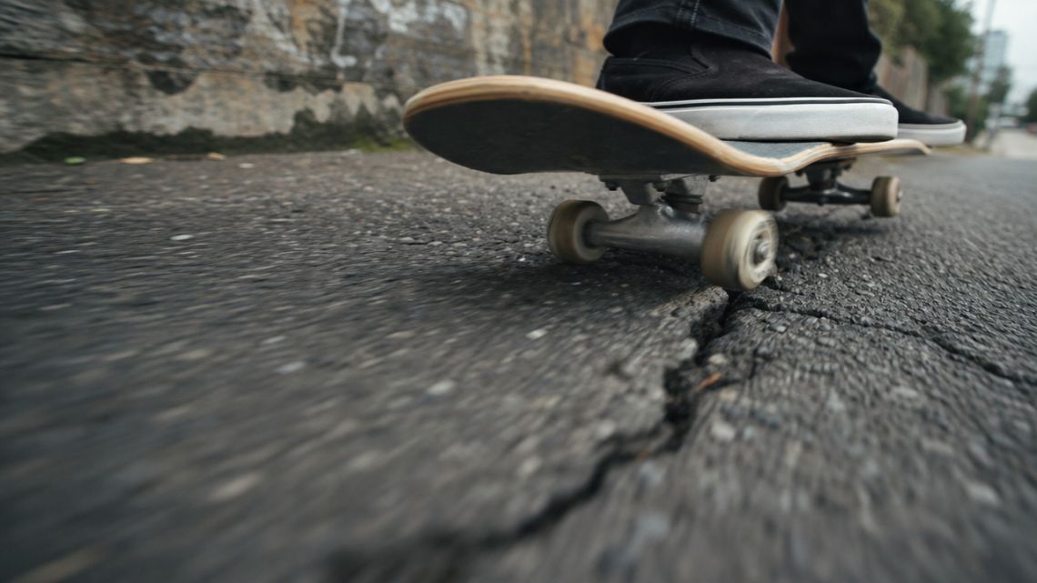 Dangerous Skateboarding: When a Road Crack Ends the Trick
